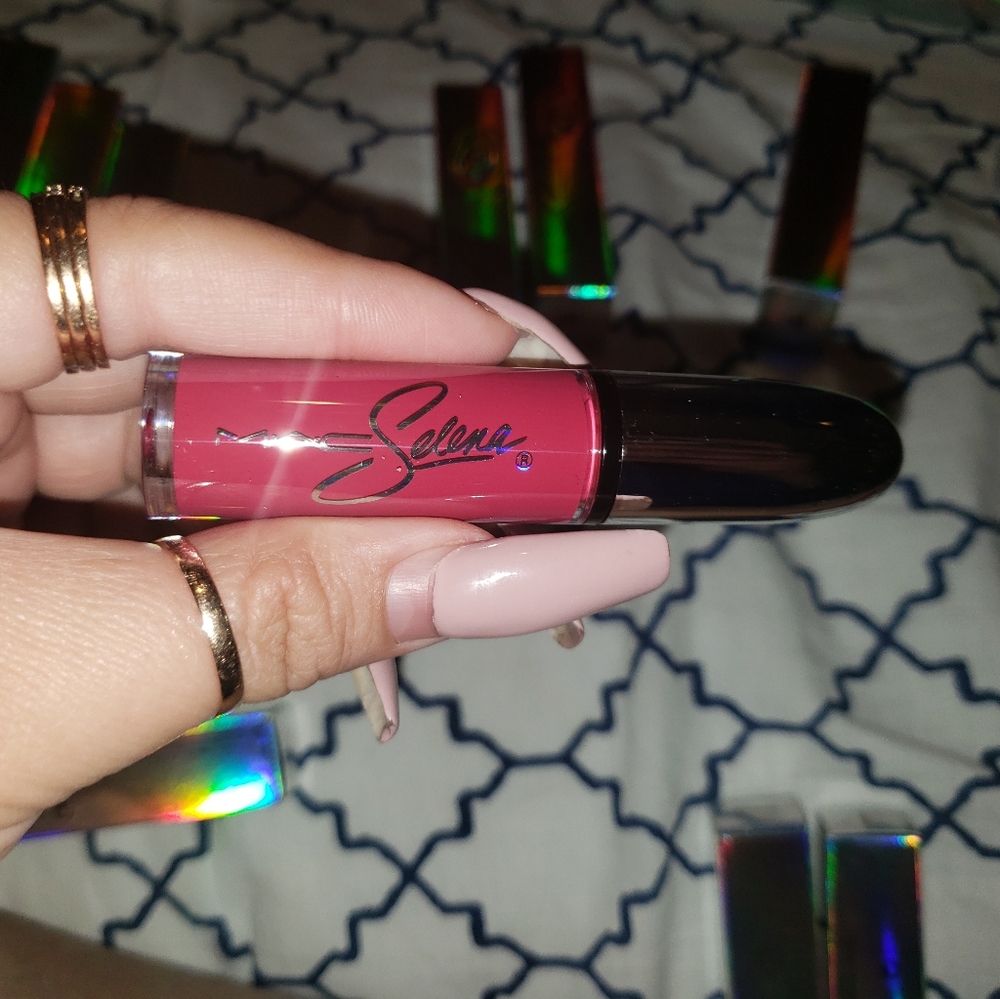 MAC-Selena Dame Un Beso Lipstick